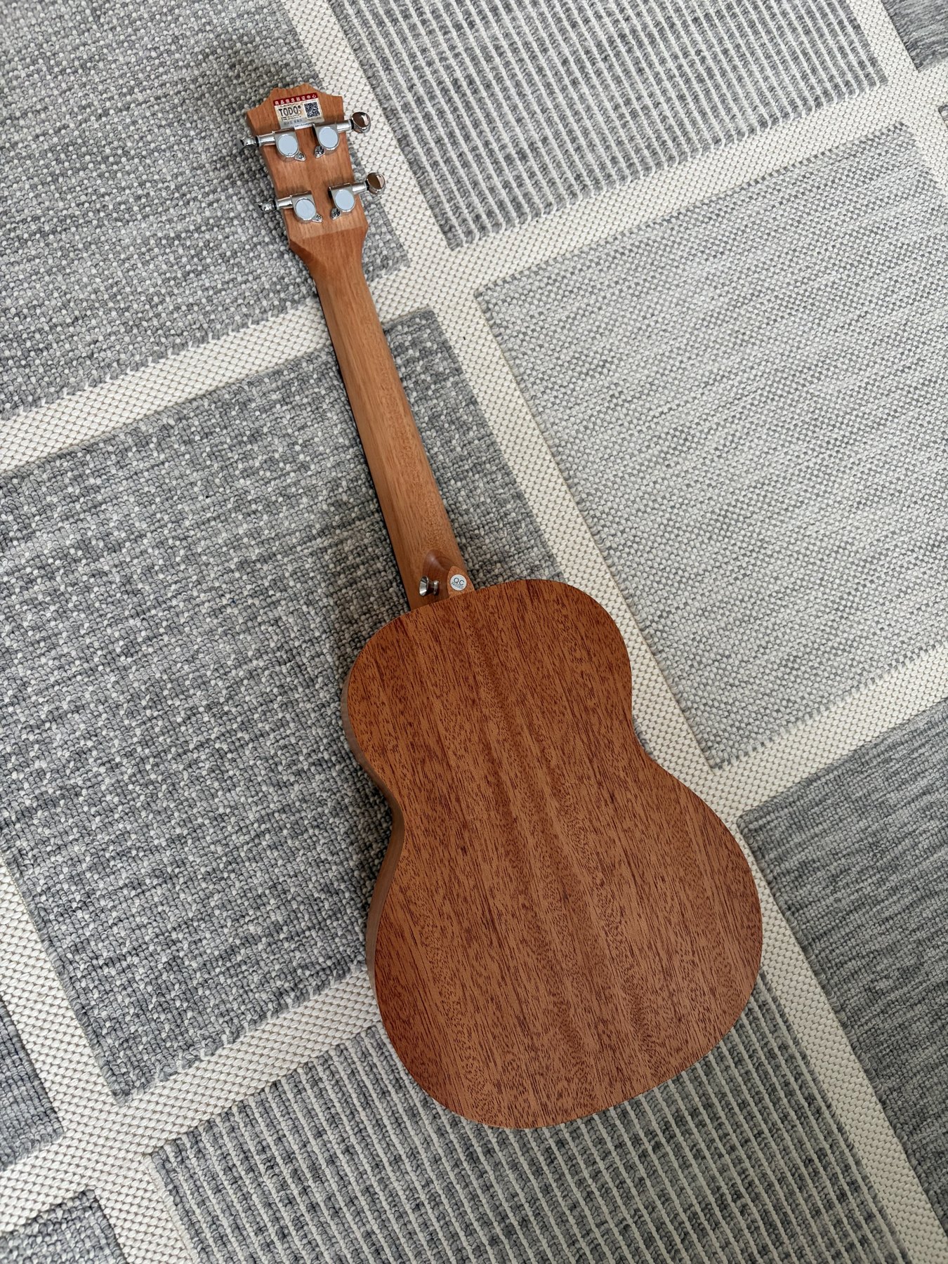 Braune Rückseite der TODO-Ukulele mit Halsfuß und rückseitigen Stimmmechaniken