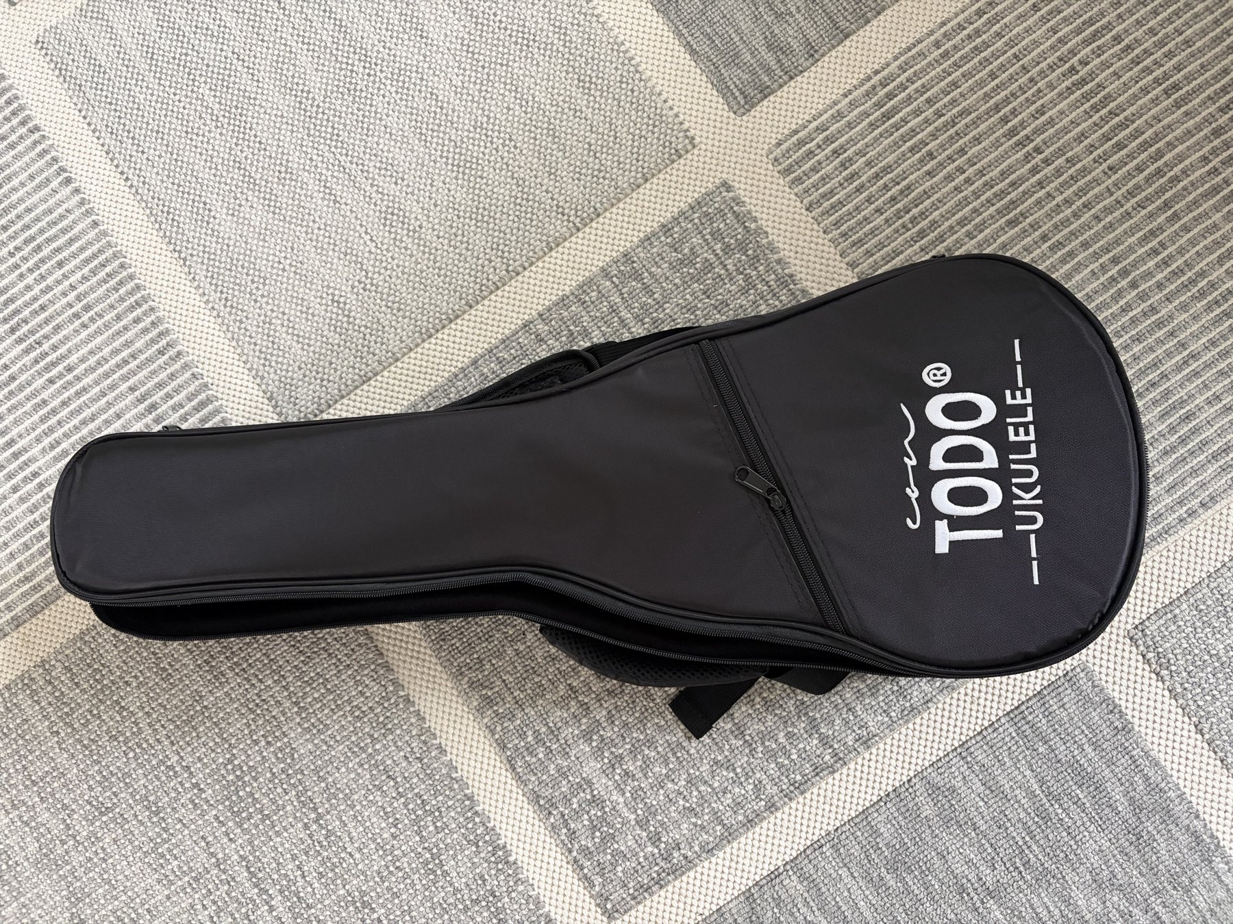 Schwarze TODO-Ukulelentasche mit Reißverschluss und äußerem Zubehörfach